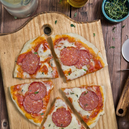 Pizza de mozzarella y cantimpalo con salsa lista de pizza