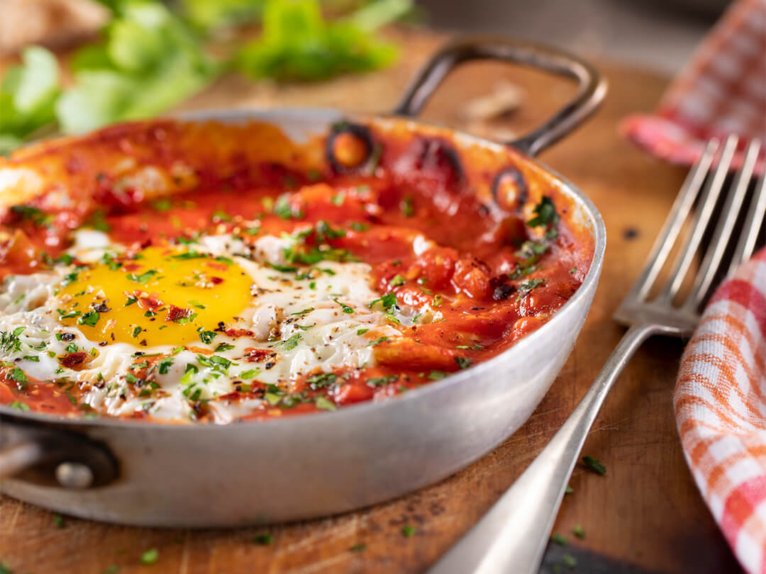 Huevos al horno con puré de tomates