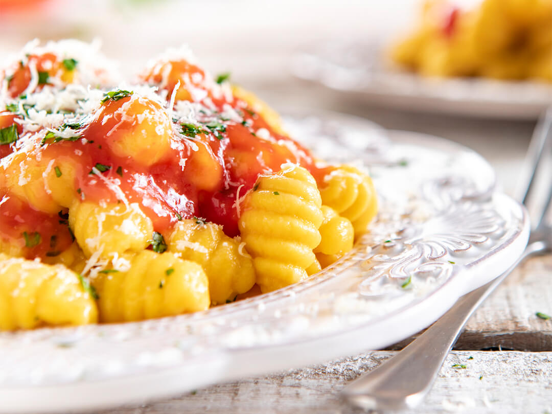 Ñoquis integrales de calabaza con salsa de tomates y hierbas