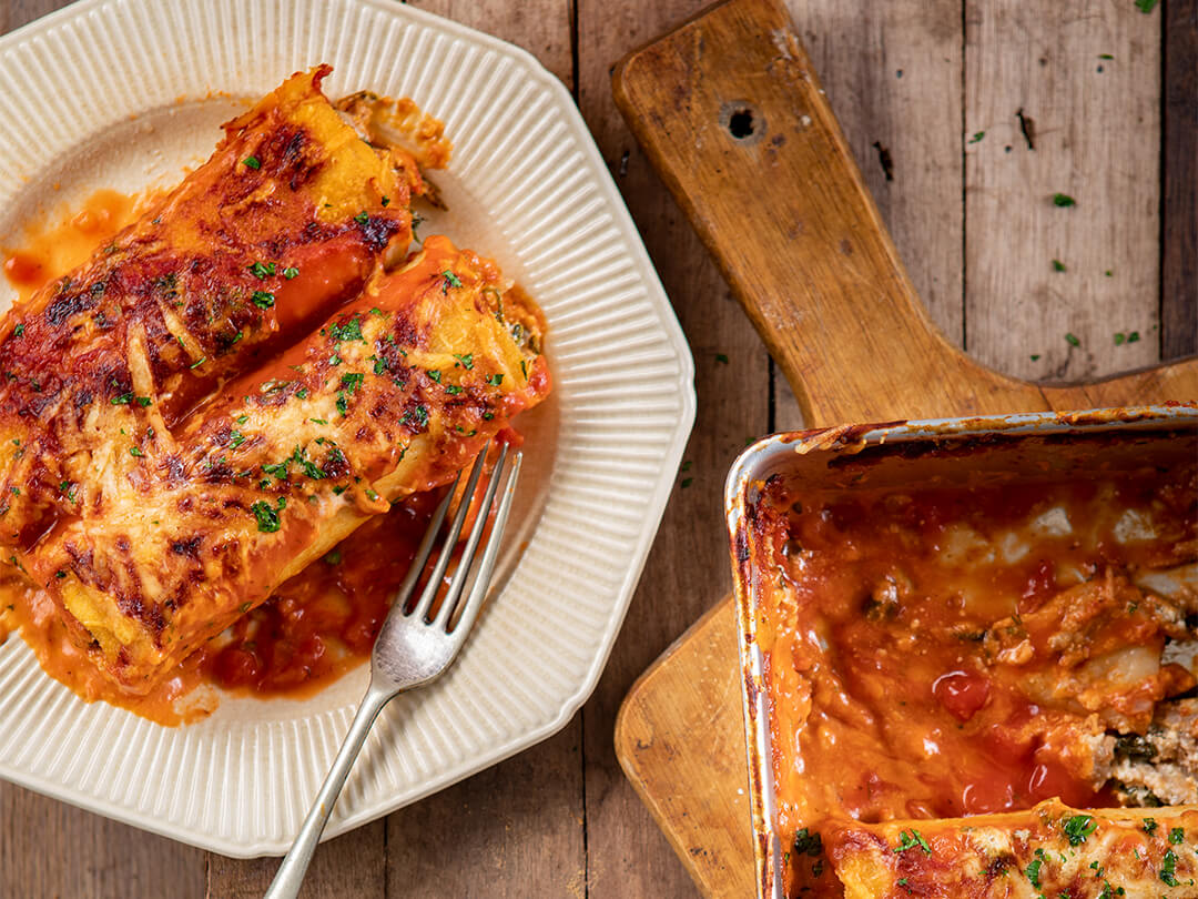 Canelones caseros de atún, espinaca y ricotta, gratinados con salsa pomarola y crema