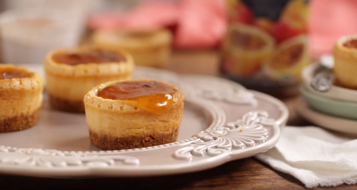 Cheesecakes individuales de mermelada de durazno y maracuyá