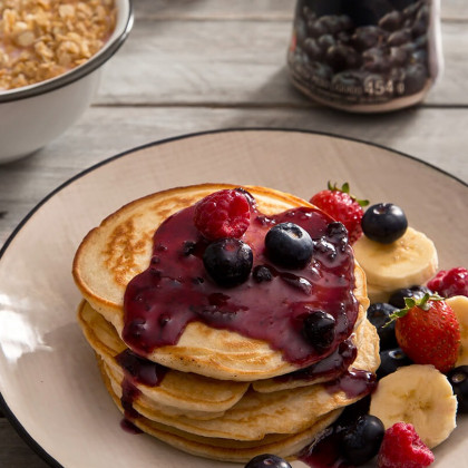 Pancakes con mermelada de arándanos y frutas