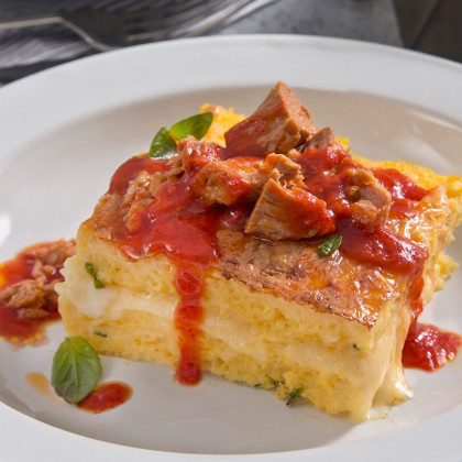 Cuadrados de polenta con atún en tomate